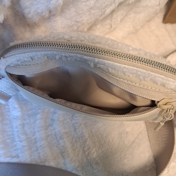 Lululemon Everywhere Belt Bag Sherpa Fleece Natural Ivory Trench Excellent UC! - Picture 12 of 16